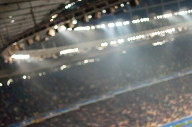 Projektör ve standları insanlar, fanlar, kalabalık dolu gece bulanık Futbol Stadyumu veya ather spor arena. Benzersiz bir perspektif