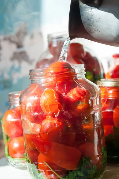 被淹没的西红柿煮水罐头。罐装番茄-好冬季素食食品 — 图库照片