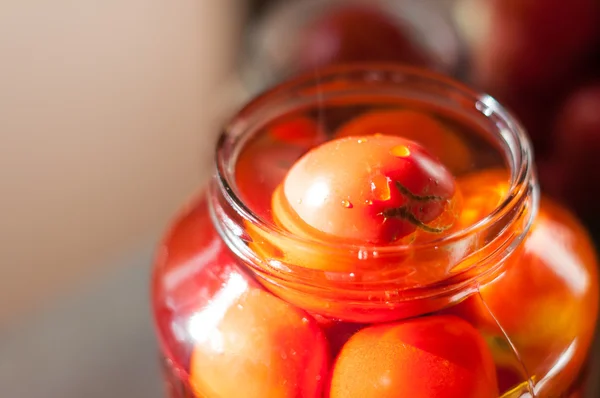 Tomates enlatados enteros en tarro de albañil. El tomate enlatado - la comida buena invernal vegetariana. Con espacio vacío para texto — Foto de Stock