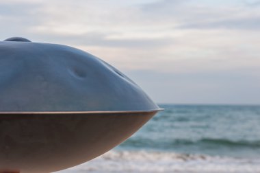 Relax müzik arka plan. Eller perküsyon. Asmak veya deniz arka plan ile handpan. asmak bir geleneksel etnik davul müzik aleti olduğunu