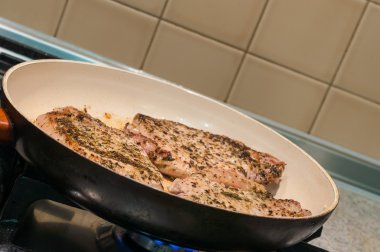 Izgara antrikot biftek ve et ızgara tava çatal. Arka plan yemek. Benzersiz bakış açısı ile seçici odak