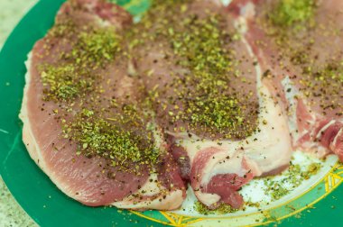 Taze et Steak plaka zemin üzerine baharat ile yakın çekim. Seçici odak