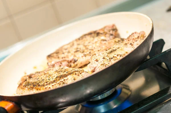 La carne frita en la sartén. Primer plano, perspectiva única, enfoque selectivo — Foto de Stock