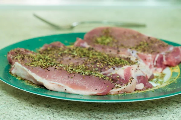 Carne de res cruda e ingredientes para cocinar carne. Enfoque selectivo — Foto de Stock