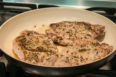 Izgara antrikot biftek ve et ızgara tava çatal. Arka plan yemek. Benzersiz bakış açısı ile seçici odak