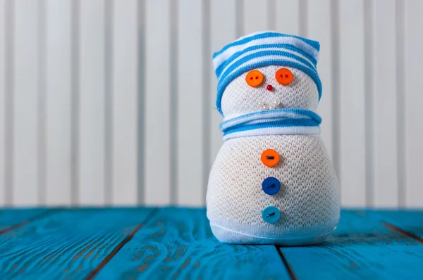 Snowman on blue wooden background. With empty space for postcard text — Stok fotoğraf