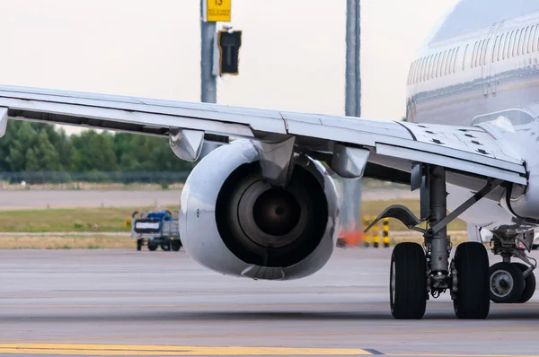 Vliegtuig klaar om het opstijgen vanaf landingsbaan. Wazig nevel in de lucht van ingeschakeld motor. Een grote passagier of lading vliegtuigen, luchtvaartmaatschappij. Vervoer, vervoer, reizen — Stockfoto