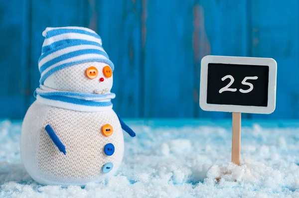 Kerstavond datum op teken. 25 december. Sneeuwpop in de buurt van richting teken. Xmas decoraties. — Stockfoto