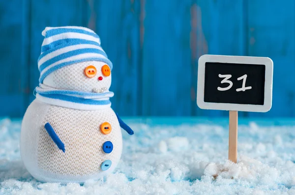 Sla de datum voor Nieuwjaar met deze handgemaakte sneeuwpop in GLB in de buurt van sidepost 31. Winter vakantie achtergrond — Stockfoto