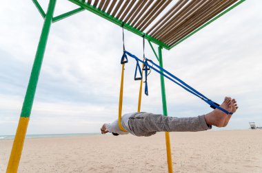 Anti-yerçekimi Yoga, yoga egzersizleri ya da sinek-yoga deniz arka plan üzerinde yapan erkek