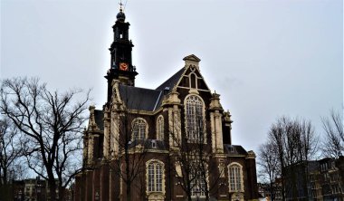 Bulutlu bir havada Amsterdam 'da eski bir bina. Amsterdam, Kadim binası beyaz gökyüzü bulutlu havalarda. Hollanda.