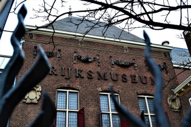 Bulutlu hava ve tarihi bina sırasında Amsterdam. Rijeka Şehir Müzesi kışın manzaranın önünde. Hollanda, Amsterdam.