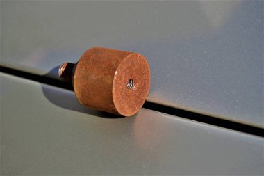 Paslı çelik mil ve altıgen fındık. Paslanmış metal, iplik vidası ve altıgen fındıkla aşınmaya maruz kalmış.. 