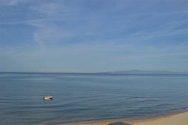 Ufuk çizgisi, Marmara Denizi ve mavi gökyüzü. Sahil, mavi deniz, plaj, kayalık, Mudanya, Bursa, Türkiye 'nin güneşli gününde aynı fotoğrafta sal.