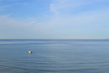Ufuk çizgisi, Marmara Denizi ve mavi gökyüzü. Sahil, mavi deniz, plaj, kayalık, Mudanya, Bursa, Türkiye 'nin güneşli gününde aynı fotoğrafta sal.
