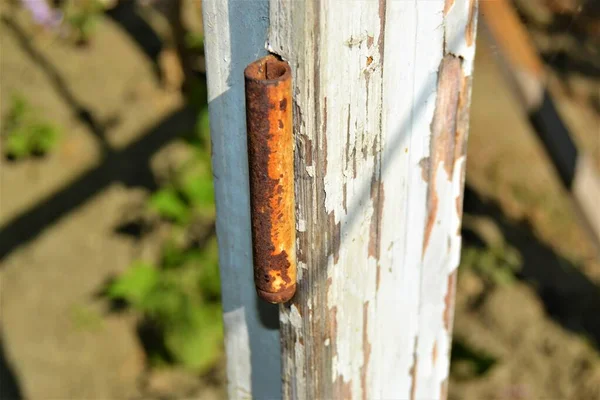 Metal Oxidado Parte Madera Vieja Bisagra Oxidada Hierro Sobre Puerta —  Fotos de Stock
