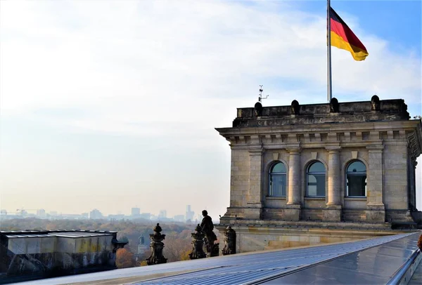 Deutsche Flagge Vor Dem Parlamentsgebäude Deutsche Stadtansicht Und Fahne Von — Stockfoto