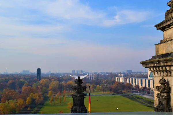 Park Vor Dem Deutschen Bundestag Blick Auf Berlin Vom Reichstagsgebäude — Stockfoto