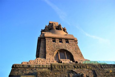 Güneşli bir günde Almanya 'daki Uluslar Savaşı Anıtı. Uluslar Savaşı Anıtı, Leipzig. Almanya
