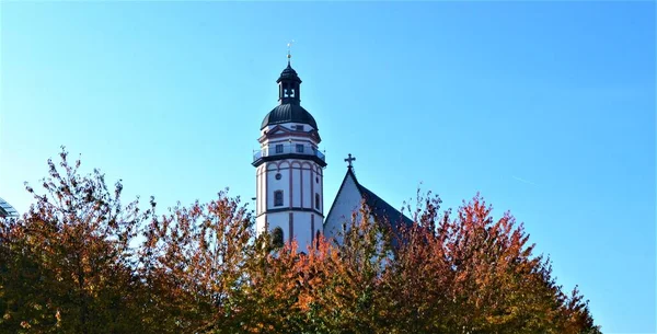 Kyrkan Bakom Färgglada Träd Staden Leipzig Röd Färg Träd Och — Stockfoto