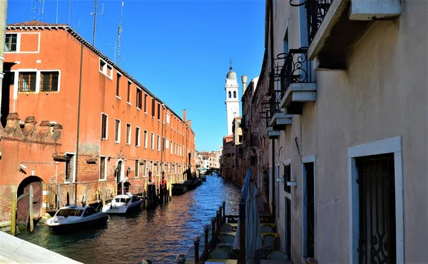 威尼斯维尼迪格市在阳光明媚的日子里的景色 雄伟的贡多拉城 古老的房屋 古老的桥梁 绿水和渠道 这些都在意大利威尼斯 — 图库照片
