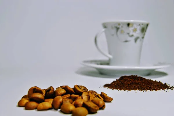 Turecka Zawartość Kawy Odosobnionym Zdjęciem Pieczona Drobno Mielona Fasola Turecki — Zdjęcie stockowe