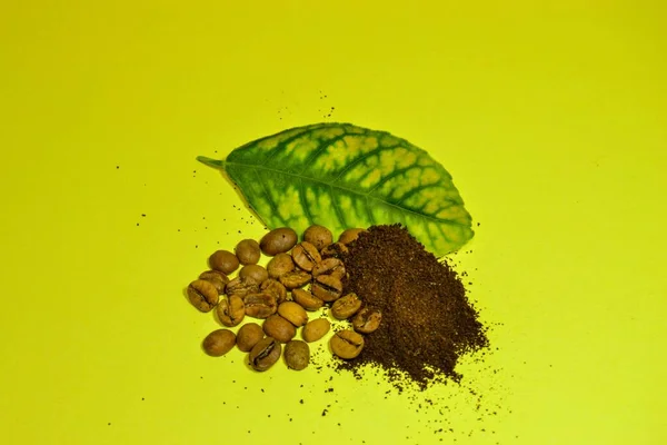 Ziarno Kawy Drobno Mielona Zielony Liść Świeże Palone Ziarna Kawy — Zdjęcie stockowe