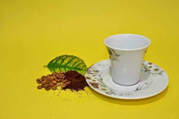 전통적으로 커피의 재료이다 볶아서 가루로 콩이다 그리고 잎입니다 격리되어 — 스톡 사진