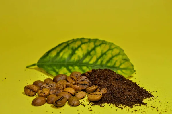 Cafeïnebonen Fijn Gemalen Groene Bladeren Vers Geroosterde Arabica Koffiebonen Fijn — Stockfoto