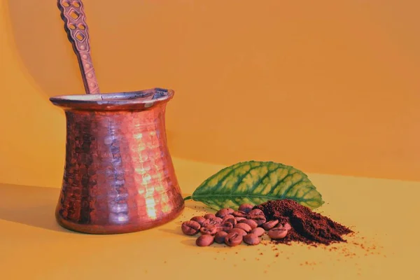 Gekochter Türkischer Kaffee Traditioneller Kanne Kaffeebohnen Und Gerösteter Gemahlener Kaffee — Stockfoto