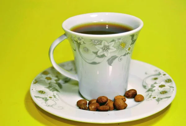아라비아 커피콩과 푸르스름 콩으로 맛있는 청록색 냄비와 — 스톡 사진