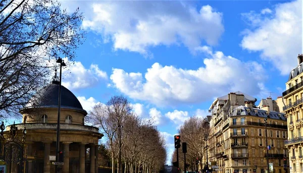 Улицы Парижа Светлый День Францию Брусчатка Парижские Улицы Церкви Голубое — стоковое фото