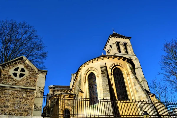 阳光灿烂的巴黎街道 巴黎的街道 教堂和蓝天白云 — 图库照片