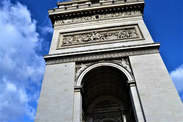 Париж Голубое Небо Франция Триумфальная Арка Один Самых Известных Памятников — стоковое фото