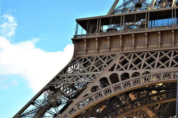 フランス パリ市の標識 エッフェル 完全な金属と鋼で作られたエッフェル塔の像 フランス光曇りの日と青空の下で — ストック写真
