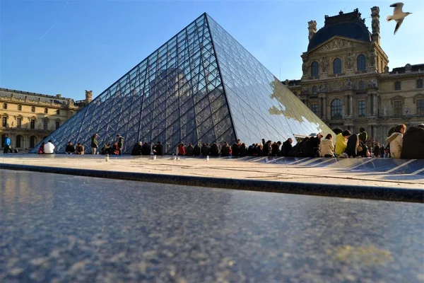Pirámide París Francia Cielo Azul Entrada Pirámide Del Museo Del —  Fotos de Stock