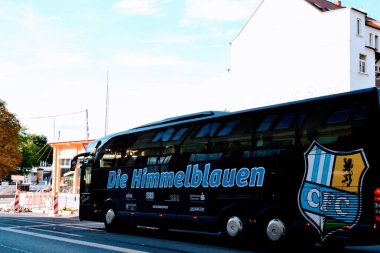 Chemnitz 'de futbol takımı otobüsü. Chemnitz Futbol takımı otobüsü 10.09.2011 Chemnitz, Doğu Almanya. Otobüs sokak inşaatından geçiyor.