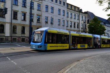 Chemnitz 'in şehir merkezi, Doğu Almanya 10.09.2011. Chemnitz toplu taşıma tramvayı ve binalar. Yol ve kaldırım taşı.