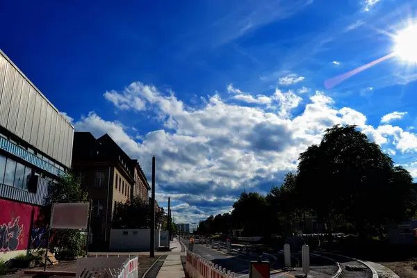 ケムニッツ ドイツ で10 2011 ケムニッツ通りと青空と白い雲の建設研究 — ストック写真