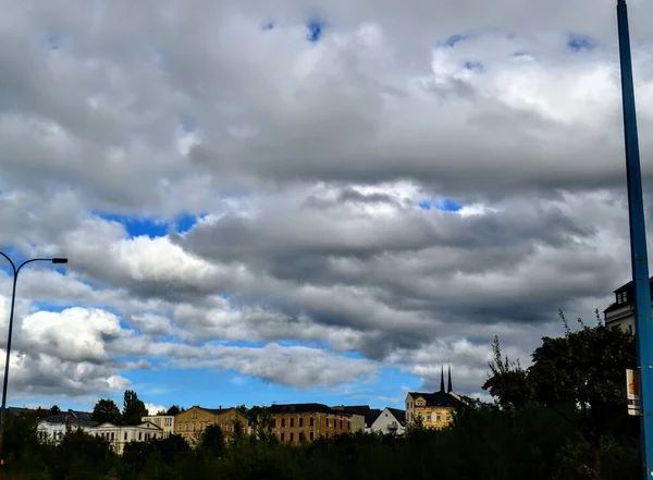 ケムニッツのシルエット 東ドイツだ 曇天時のケムニッツと街の景色のシルエットの一部と一緒に非常に曇り空 — ストック写真