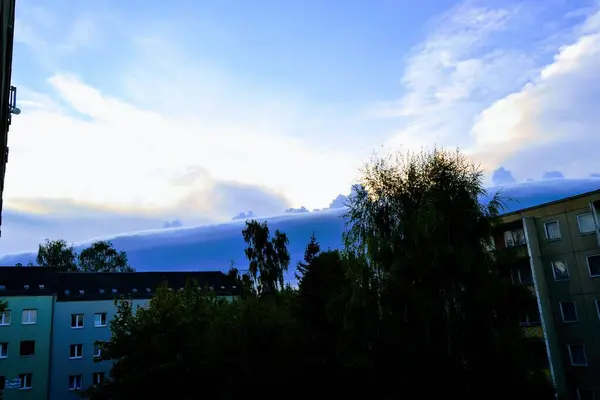 曇天時のケムニッツ空 非常に曇りの日と日没の間にケムニッツのカッスバーグ周辺から撮影された写真 — ストック写真