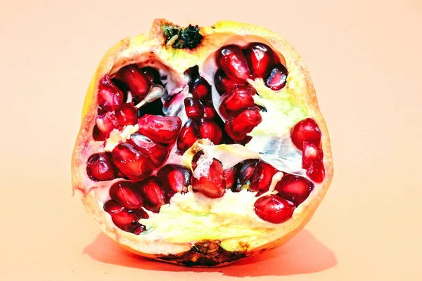 Isolado Close Foto Frutas Semi Romã Fatiada Com Seus Grãos — Fotografia de Stock