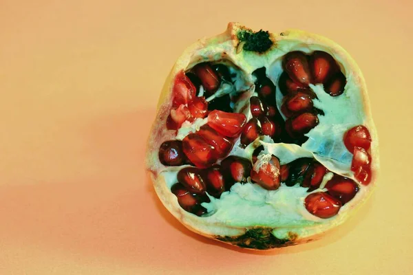 Isolado Close Foto Frutas Semi Romã Fatiada Com Seus Grãos — Fotografia de Stock