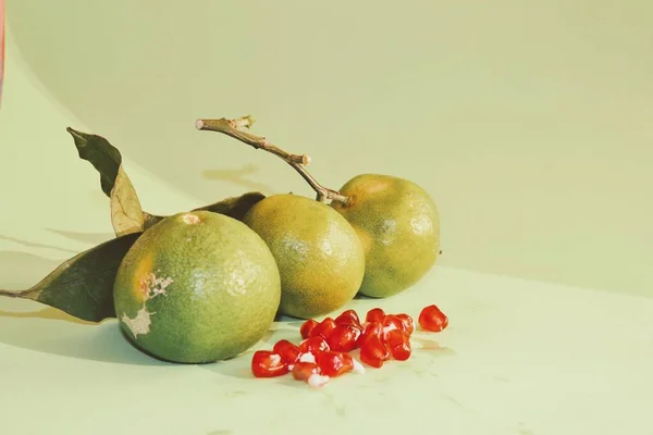 Foto Frutas Isoladas Fechadas Grupos Tangerinas Descascadas Não Descascadas Romã — Fotografia de Stock
