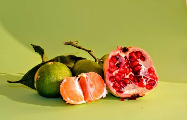 Foto Frutas Isoladas Fechadas Grupos Tangerinas Descascadas Não Descascadas Romã — Fotografia de Stock