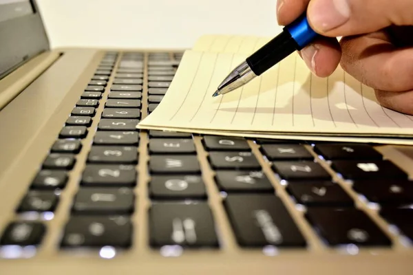 Środowisko Biurowe Narzędzia Niebieski Długopis Notatnik Laptop — Zdjęcie stockowe