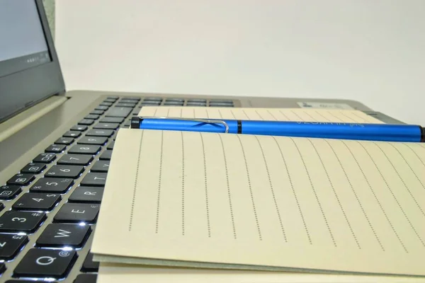 Środowisko Biurowe Narzędzia Niebieski Długopis Notatnik Laptop — Zdjęcie stockowe