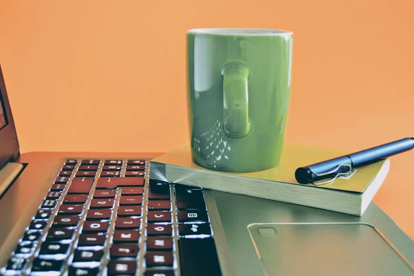Środowisko Biurowe Wyposażenie Niebieski Długopis Notatnik Laptop Oraz Zielona Kawa — Zdjęcie stockowe