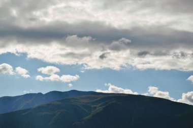 Hava bulutluyken Bursa Ulu dağı ve gökyüzü. Bursa 'daki Ulu Dağı' na yakın dev bulutlar var..