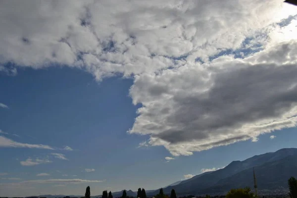 Ulu山 Uludag 非常に曇りの日にブルサの景色 空から街への太陽の光 ミナレットと家の景色 — ストック写真